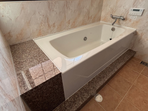 中古外人住宅の浴室リフォーム|大きすぎる据え置き浴槽を1600サイズ&追い焚き付きに