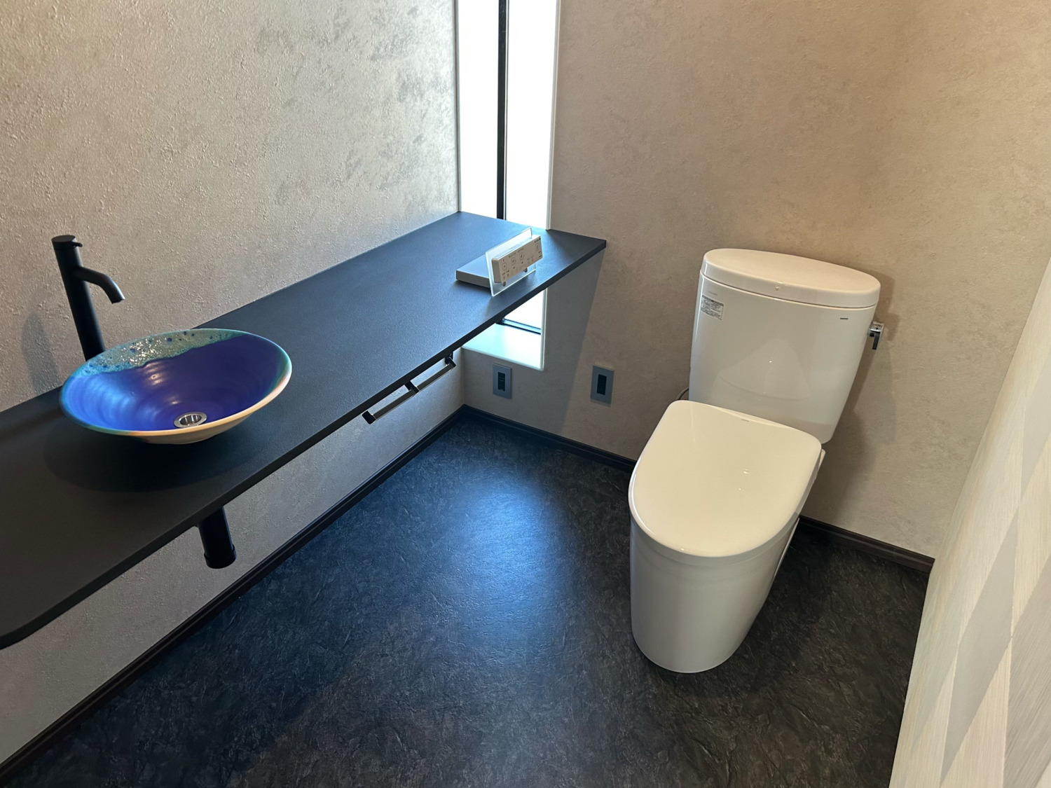 【沖縄県うるま市】御影石カウンター×TOTOピュアレストEXで上質なトイレ空間へ｜新築住宅施工事例