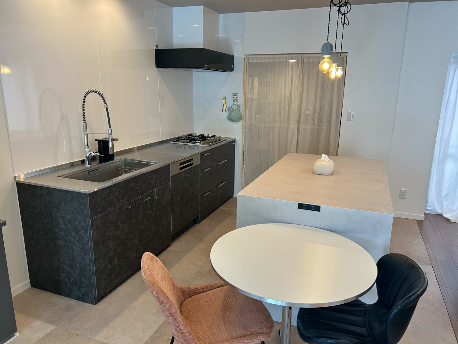 インテリアに映える造作キッチンとアイランドカウンター｜沖縄県うるま市