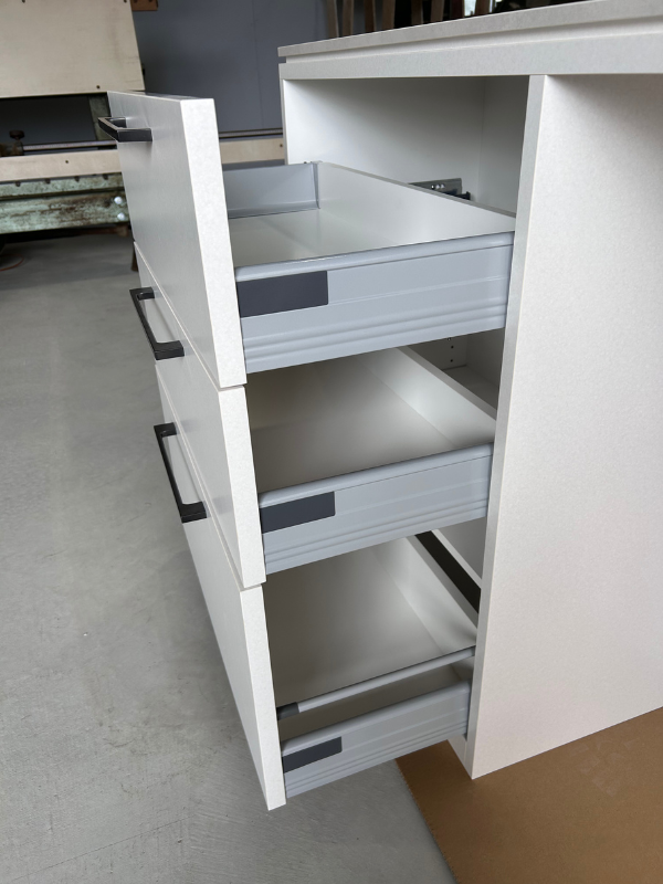 キッチンに合わせたオーダーメイドテーブルの収納部分写真